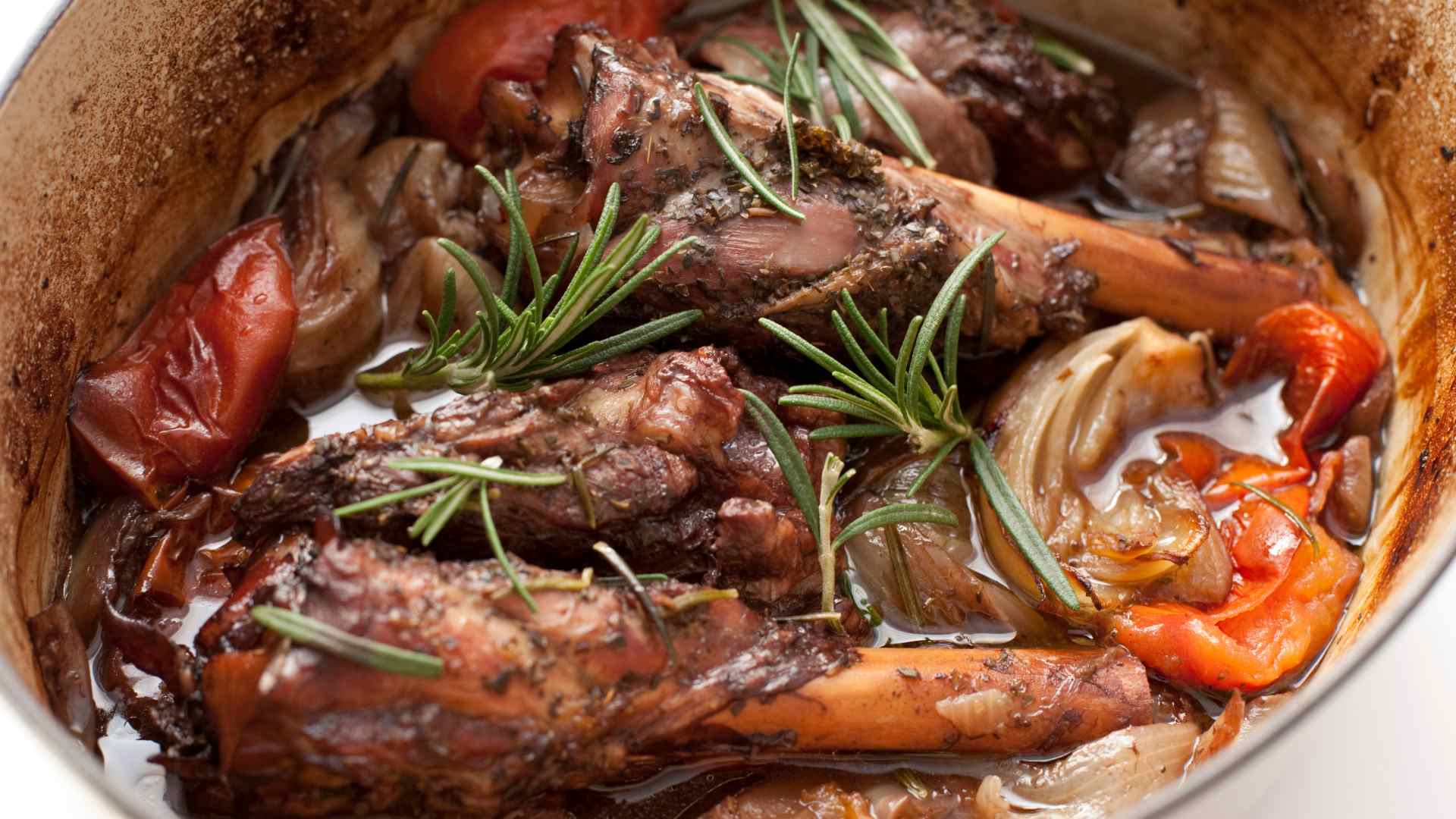 Jarrets d'agneau braises au vin rouge