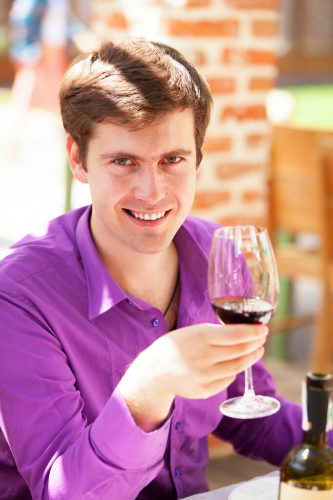 Homme avec du vin dans un café